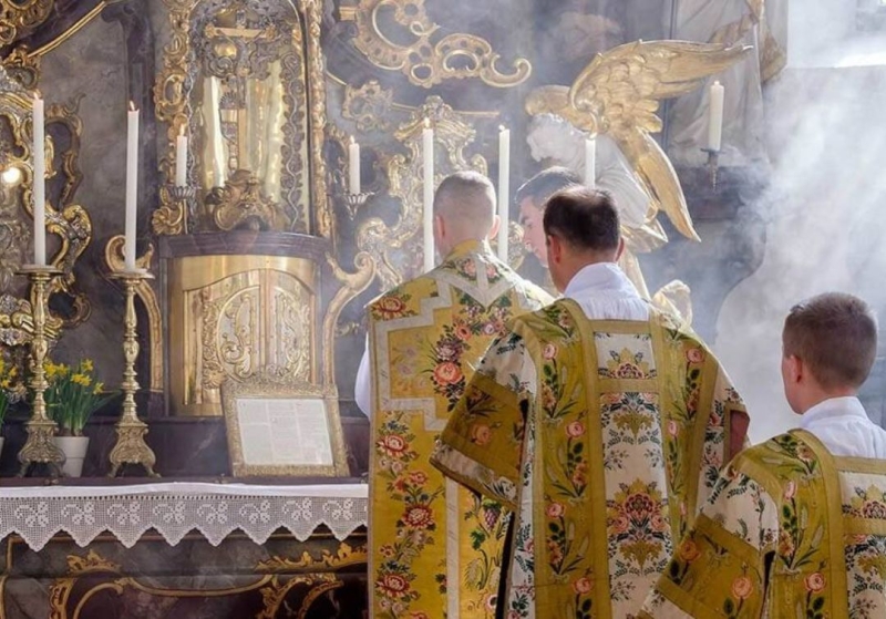 O Rito Romano Tradicional enche as igrejas apesar da oposição de grande parte da Hierarquia Eclesiástica